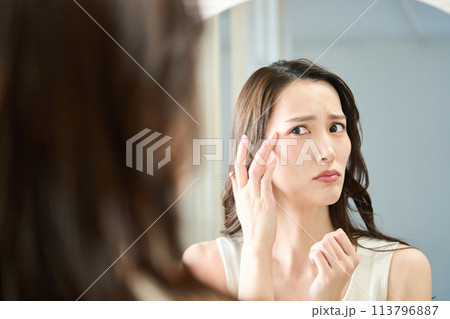 目元を気にする女性 目元を気にする女性 113796887