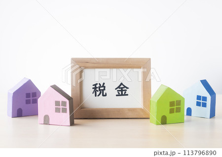 カラフルな家と税金のフレーム カラフルな家と税金のフレーム 113796890