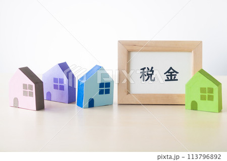 カラフルな家と税金のフレーム 113796892