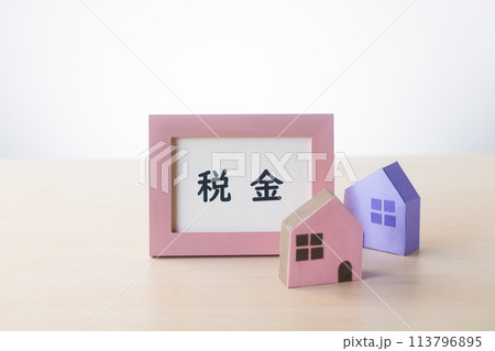 カラフルな家と税金のフレーム カラフルな家と税金のフレーム 113796895