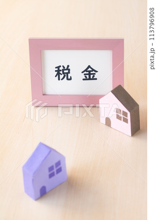 カラフルな家と税金のフレーム 113796908