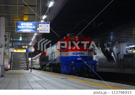 ディーゼル機関車が牽引する韓国鉄道公社KORAILの優等列車、セマウル号 ディーゼル機関車が牽引する韓国鉄道公社KORAILの優等列車、セマウル号 113796933