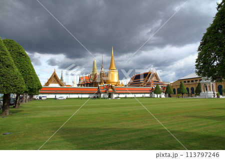 タイ首都バンコク 「エメラルド寺院」「プララーチャワン」の別名もあるワットプラケオの黄金の仏塔と建物 タイ首都バンコク 「エメラルド寺院」「プララーチャワン」の別名もあるワットプラケオの黄金の仏塔と建物 113797246