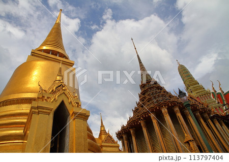 タイ首都バンコク　「エメラルド寺院」「プララーチャワン」の別名もあるワットプラケオの黄金の仏塔と建物 113797404