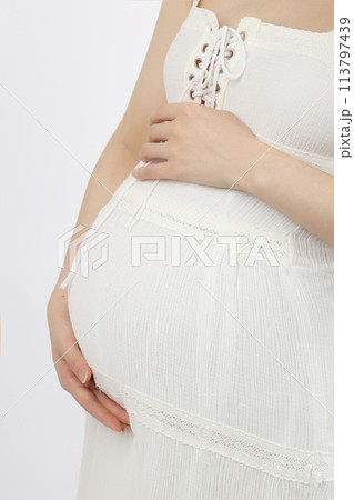 アジア妊婦イメージ マタニティフォト お腹UP アジア妊婦イメージ マタニティフォト お腹UP 113797439