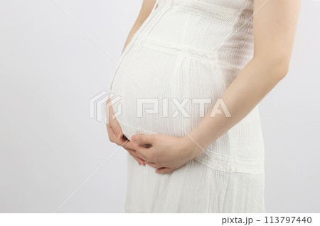 アジア妊婦イメージ マタニティフォト お腹UP アジア妊婦イメージ マタニティフォト お腹UP 113797440