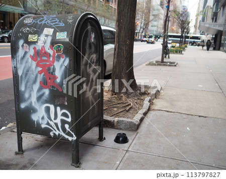 ニューヨークマンハッタンにある落書きだらけの郵便ポスト 113797827