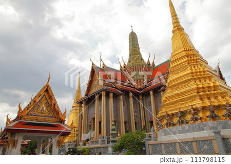 タイ首都バンコク　「エメラルド寺院」「プララーチャワン」の別名もあるワットプラケオの建物 113798115
