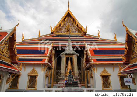 タイ首都バンコク 「エメラルド寺院」「プララーチャワン」の別名もあるワットプラケオの建物 タイ首都バンコク 「エメラルド寺院」「プララーチャワン」の別名もあるワットプラケオの建物 113798122