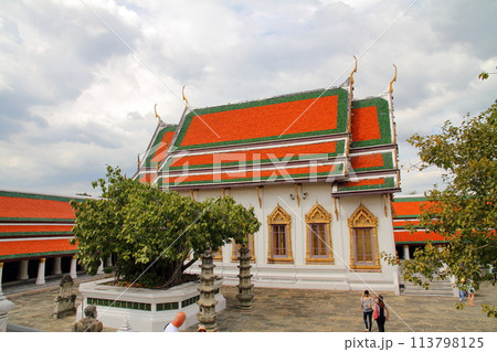 タイ首都バンコク 「エメラルド寺院」「プララーチャワン」の別名もあるワットプラケオの建物 タイ首都バンコク 「エメラルド寺院」「プララーチャワン」の別名もあるワットプラケオの建物 113798125