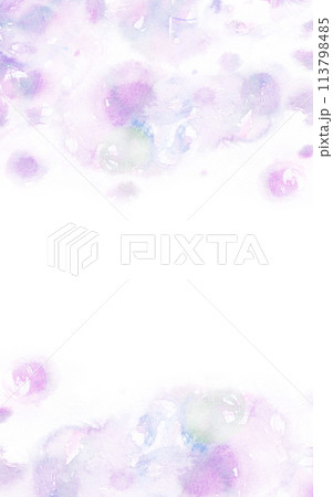 幻想的なパープル系の水彩のテクスチャ背景 113798485