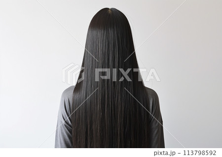 ストレートヘアーの若い女性 113798592