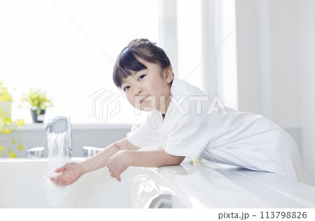 お風呂にお湯を入れる女の子 113798826