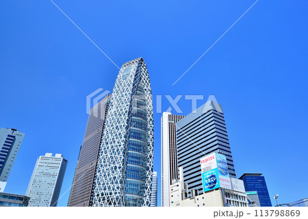 東京 新宿駅西口地区開発に伴う工事とビル群の風景 東京 新宿駅西口地区開発に伴う工事とビル群の風景 113798869