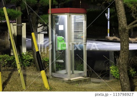 夜の公衆電話 113798927
