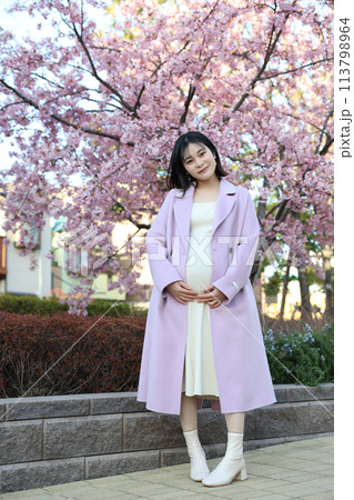 春のマタニティフォト 妊婦 桜 春のマタニティフォト 妊婦 桜 113798964