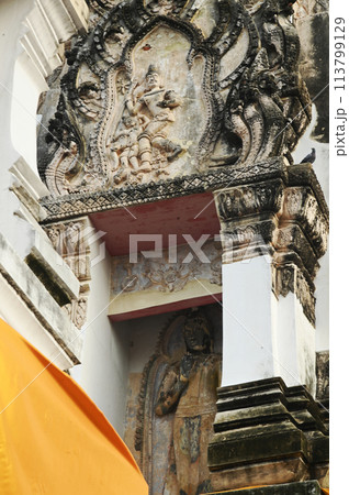Buddhist art pattern stucco on the Main Prang of Wat Mahathat Worawihan. It is an architecture built in the 18th century. Located at Ratchaburi Province in Thailand. Buddhist art pattern stucco on the Main Prang of Wat Mahathat Worawihan. It is an architecture built in the 18th century. Located at Ratchaburi Province in Thailand. 113799129