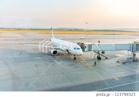 .The gate sleeve is docked to the aircraft. 113799325