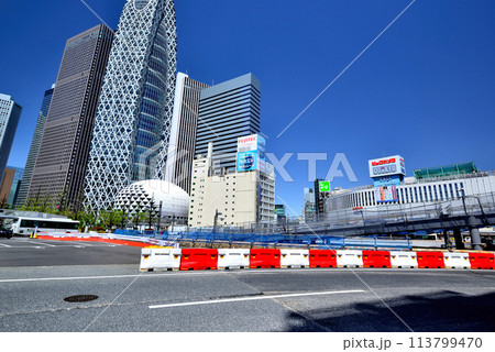 東京　新宿駅西口地区開発に伴う工事とビル群の風景 113799470