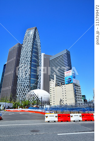 東京　新宿駅西口地区開発に伴う工事とビル群の風景 113799472