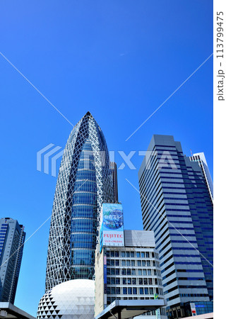 東京　新宿駅西口地区開発に伴う工事とビル群の風景 113799475