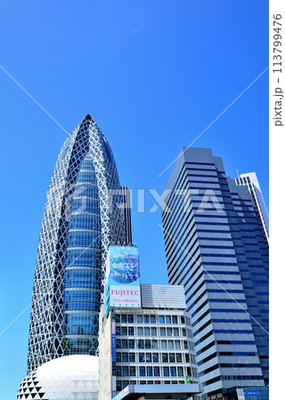 東京　新宿駅西口地区開発に伴う工事とビル群の風景 113799476