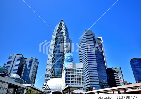 東京　新宿駅西口地区開発に伴う工事とビル群の風景 113799477