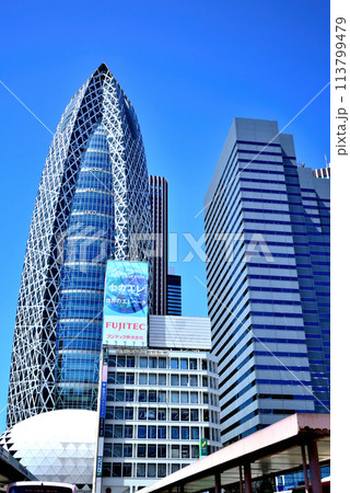 東京 新宿駅西口地区開発に伴う工事とビル群の風景 東京 新宿駅西口地区開発に伴う工事とビル群の風景 113799479