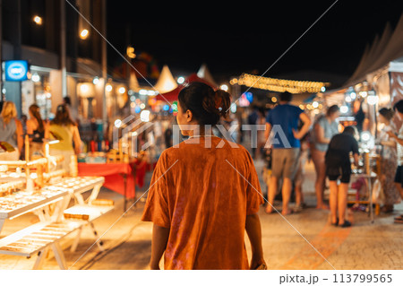 Walking in the walking street market at night 113799565