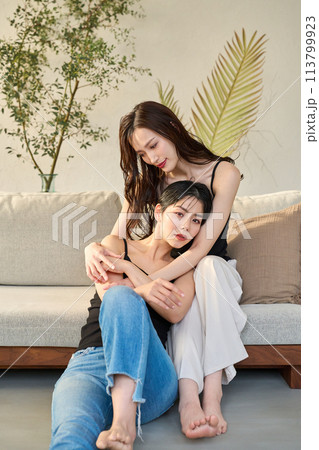 同性愛　2人の女性 113799923