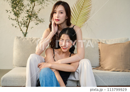 同性愛　2人の女性 113799929