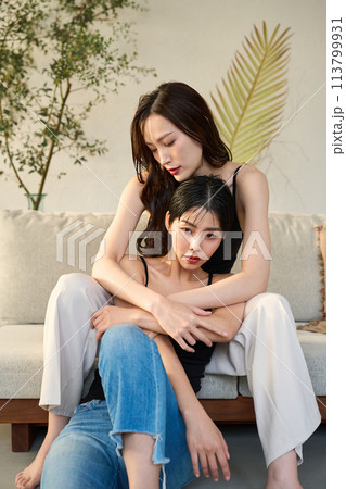 同性愛　2人の女性 113799931