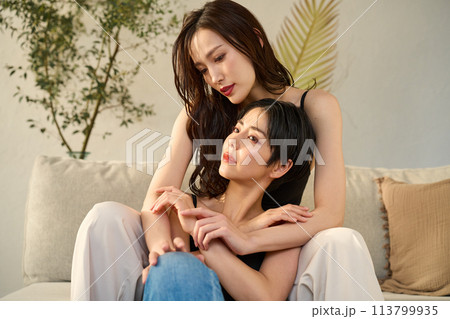 同性愛　2人の女性 113799935