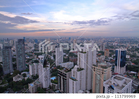タイ首都バンコク　高層ビル屋上から夕焼け空のバンコク市街の眺め 113799969