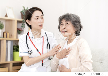 体調が悪いシニア女性　女性看護師　訪問看護　在宅医療 113800380