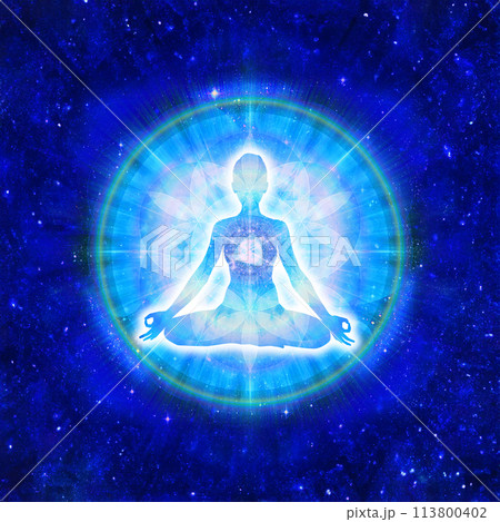 美しく広大な青の宇宙とフラワーオブライフを背景にした瞑想のイラスト 113800402