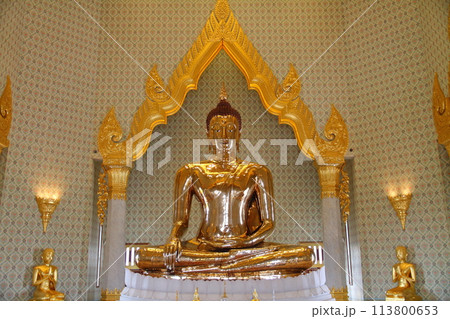 タイ首都バンコク　黄金仏寺院とも呼ばれるワットトライミットの金色の仏像 113800653