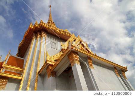 タイ首都バンコク　金の仏像が有名な黄金仏寺院とも呼ばれるワットトライミット 113800809