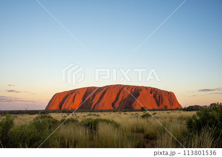 夕日を浴びて赤くなるエアーズロック 夕日を浴びて赤くなるエアーズロック 113801536