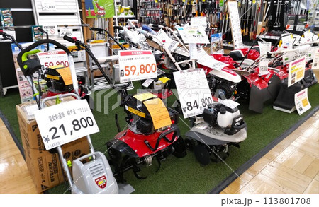 ホームセンターの農機具売場 ホームセンターの農機具売場 113801708