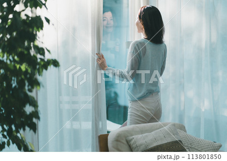 a forty-something woman 113801850