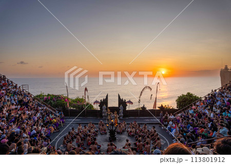 夕日とケチャダンス 113801912