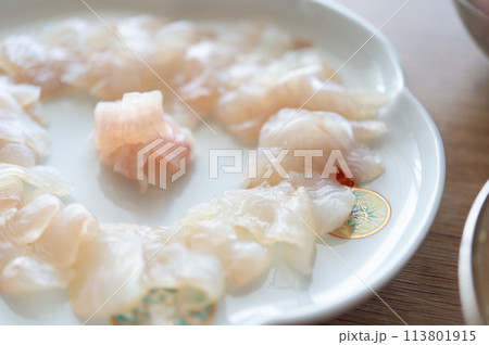 しゃぶしゃぶ用のヒラメ 113801915