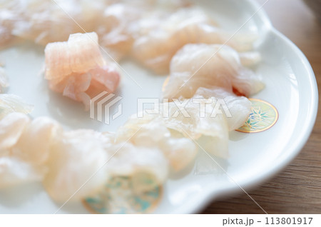 しゃぶしゃぶ用のヒラメ 113801917