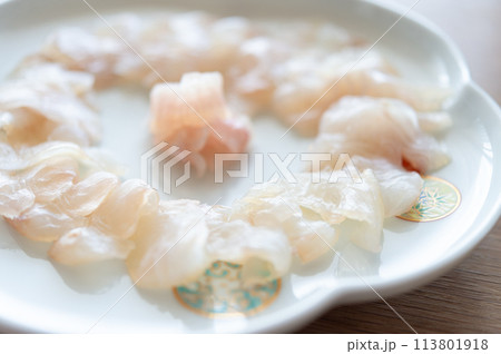 しゃぶしゃぶ用のヒラメ 113801918