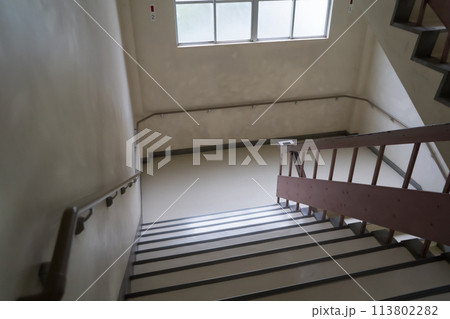 青春の思い出が詰まった学校の階段 113802282
