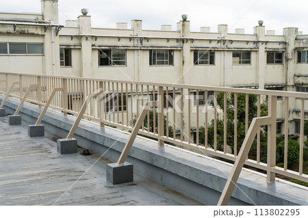 青春の思い出が詰まった学校の校舎 113802295