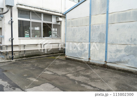青春の思い出が詰まった学校の校舎裏 青春の思い出が詰まった学校の校舎裏 113802300