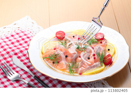 サーモンのカルパッチョ 113802405