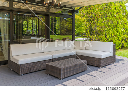 ガーデンパーティの会場の大きいソファ 113802977